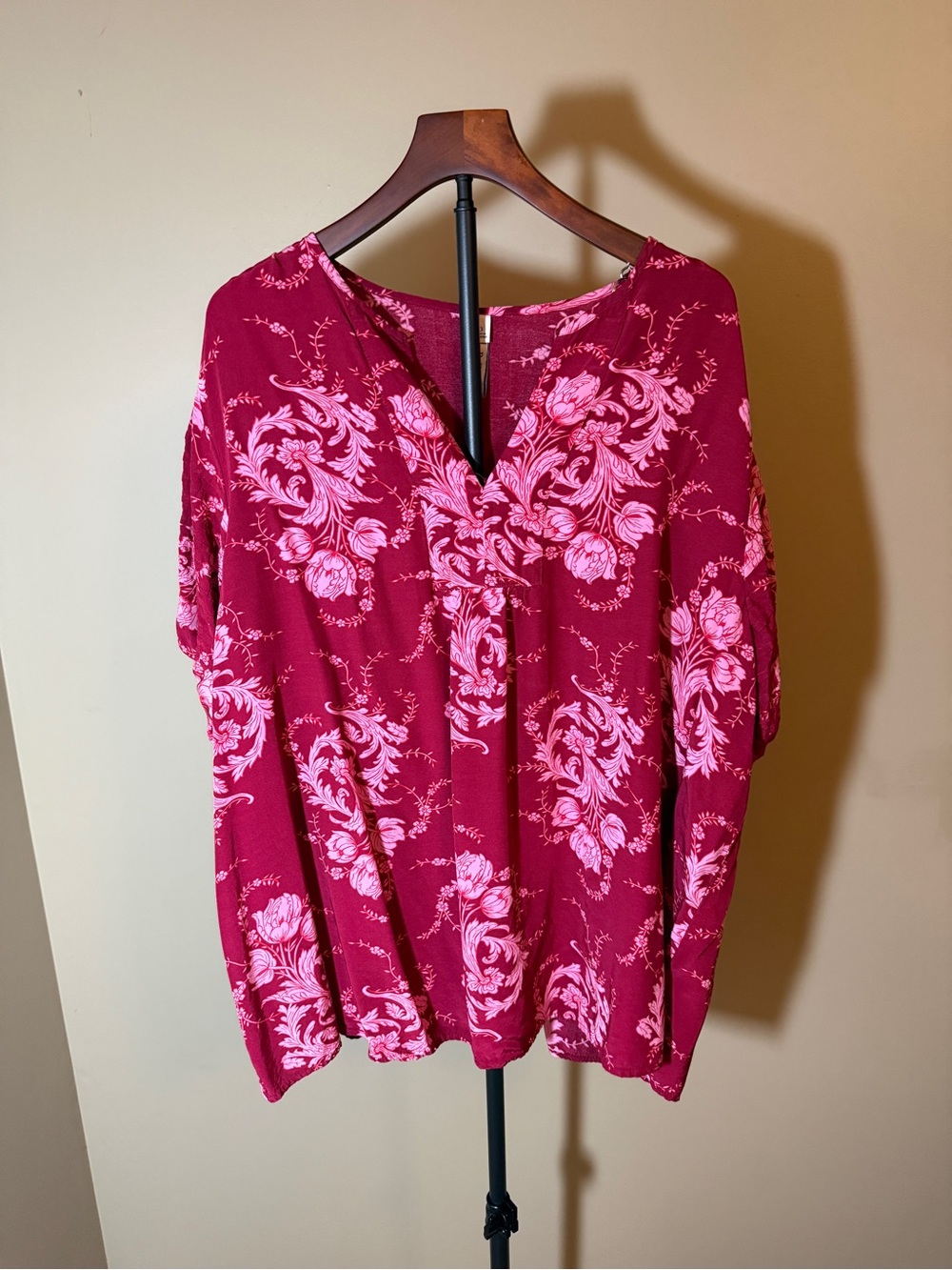 Torrid Belle Isle Size 3 Burgundy Pink Floral Pintuck Sleeve Blouse